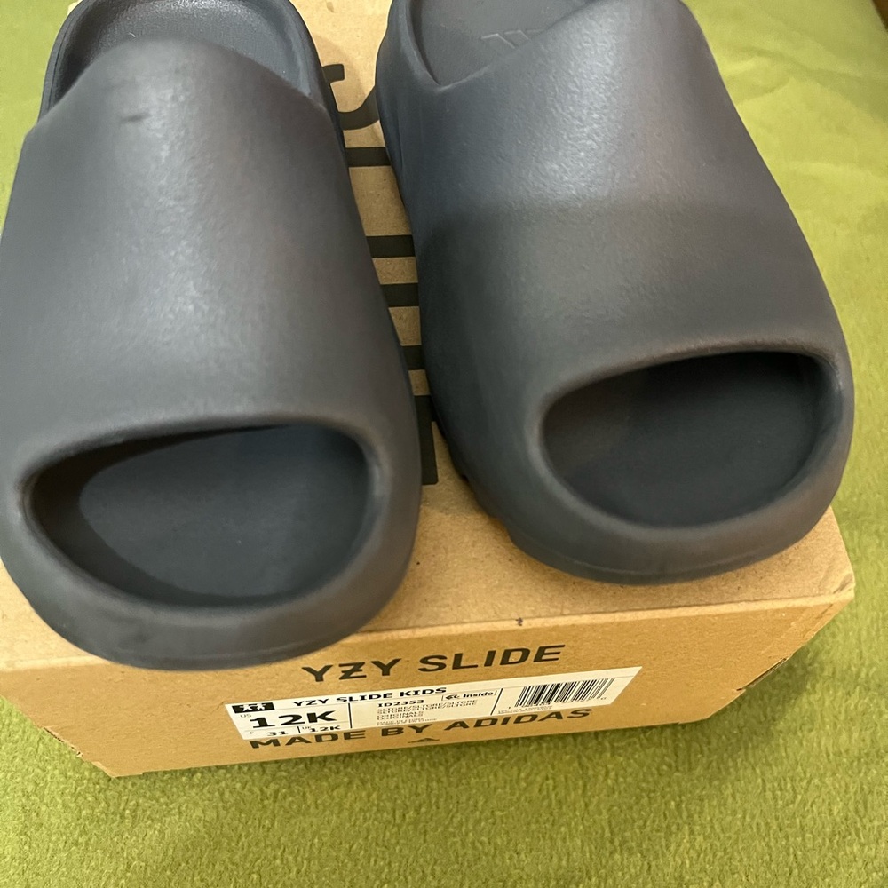 Yeezy Slides - Picture 3 of 3